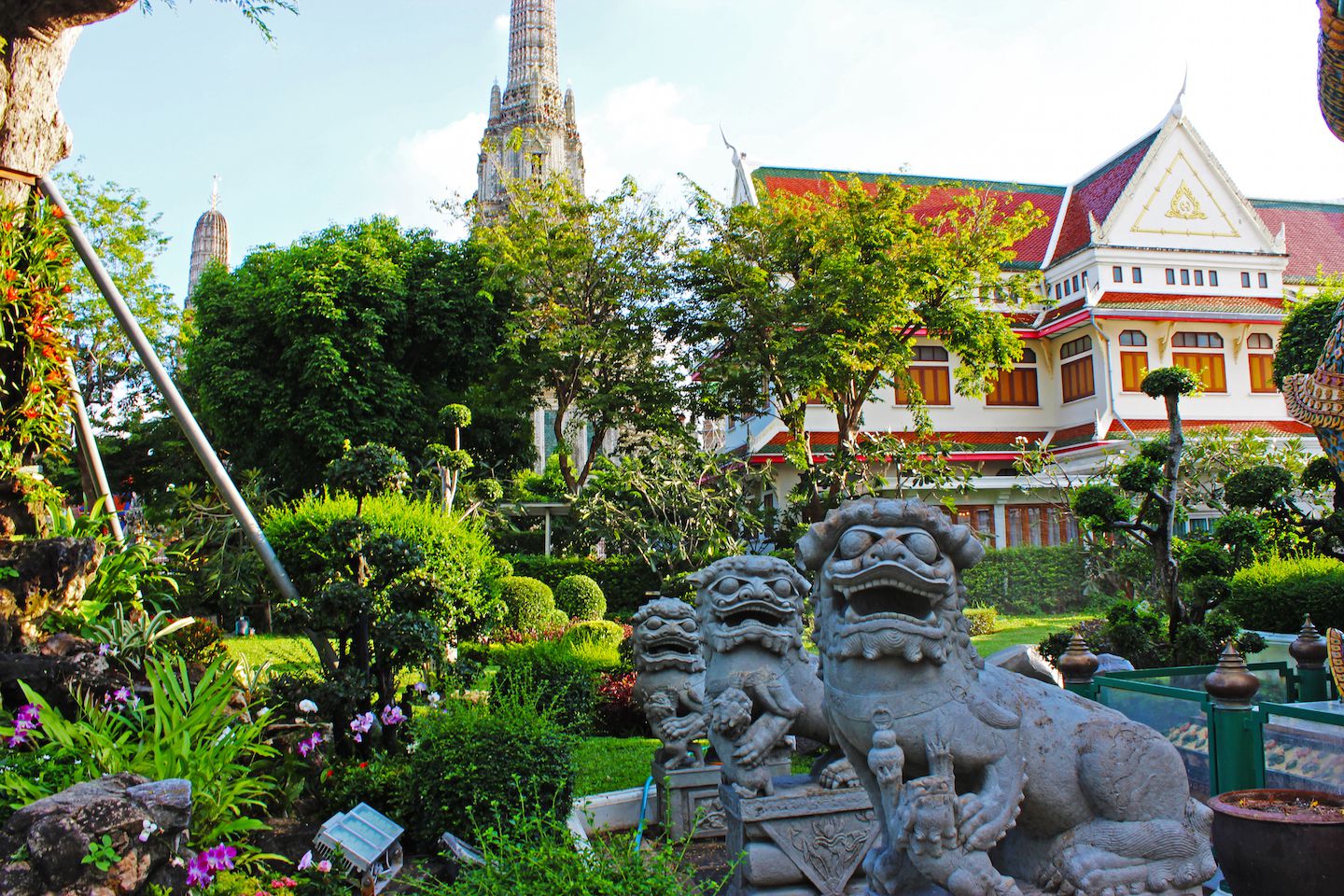 Lions statues at Wat Khruawan Worawihan