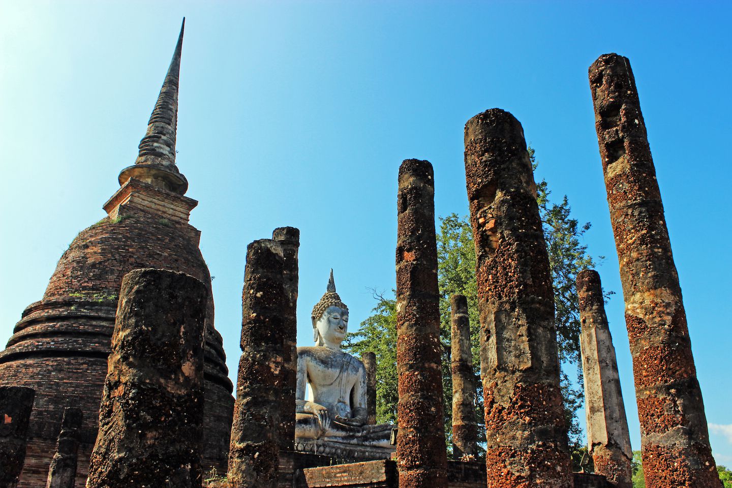 Round columns of Wat Sa Si in Sukhothai