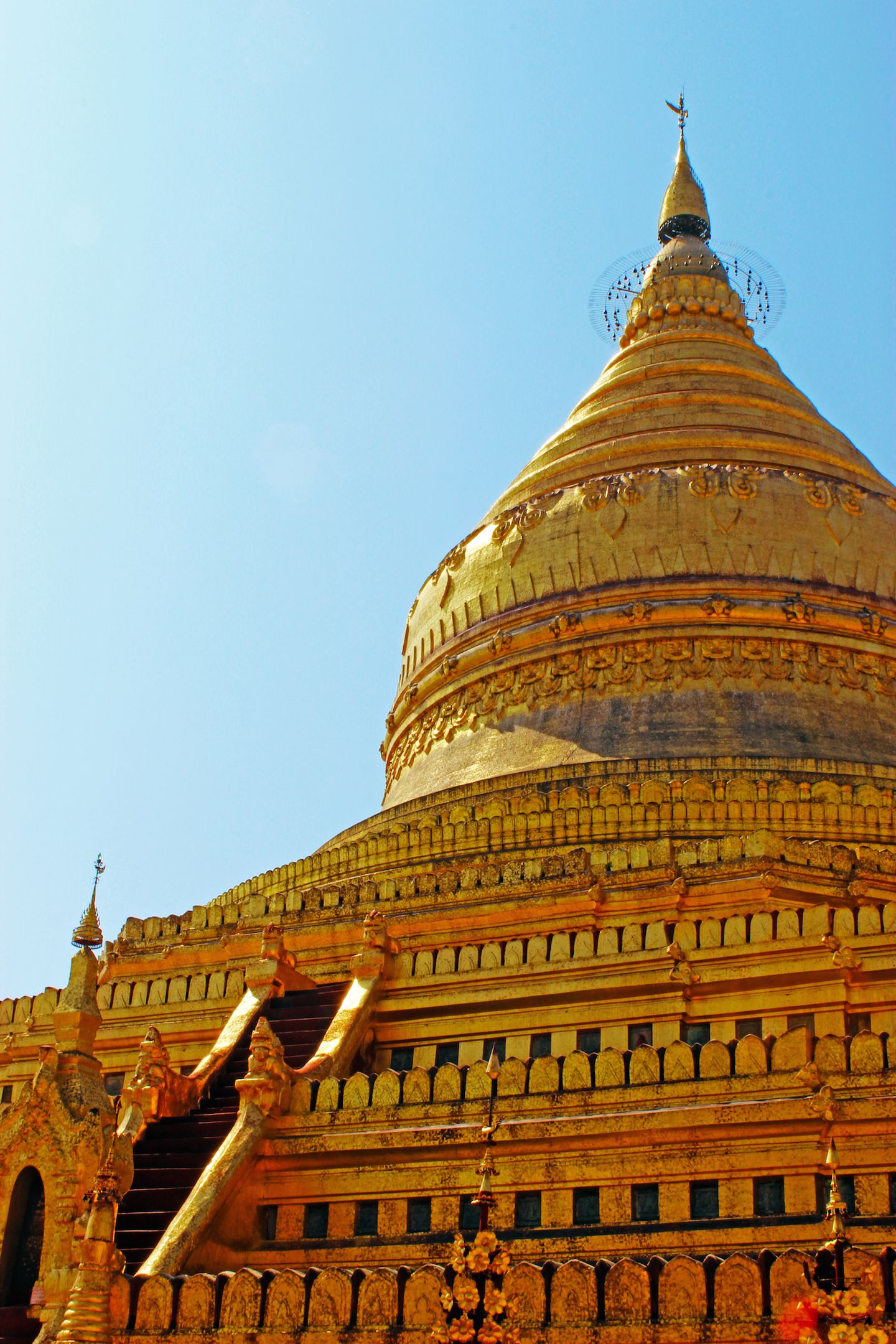 Schwezigon Pagoda, Bagan, Myanmar