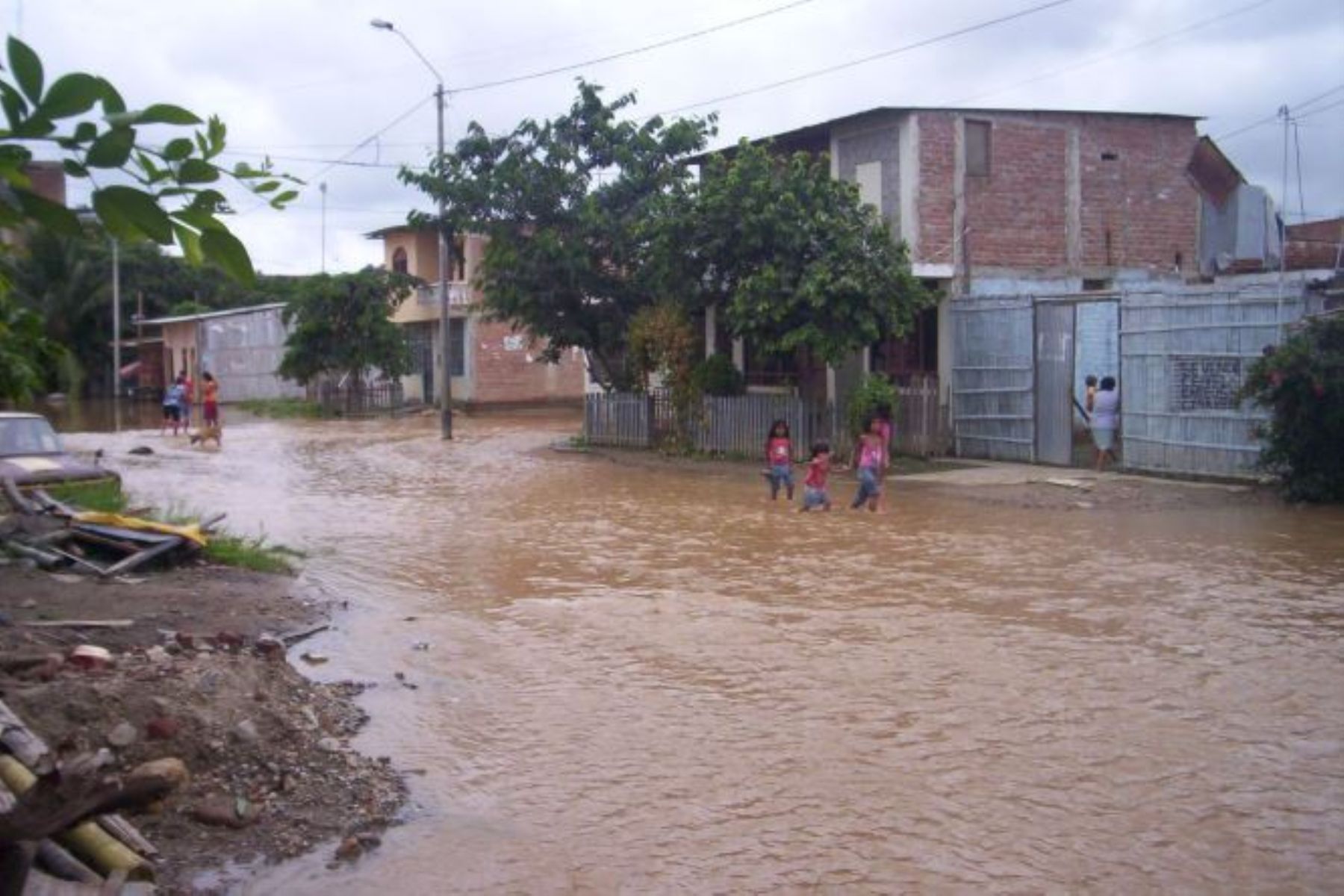 Mueren 21 personas en Quito tras intensas lluvias