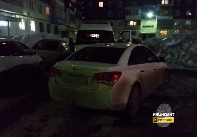 Водитель Chevrolet перегородил дорогу скорой помощи в Кемерове