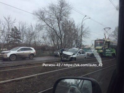 В Кемерове на улице Сибиряков-Гвардейцев столкнулись три авто