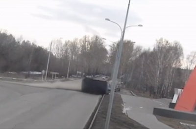 Видео: грузовик перевернулся возле стелы на въезде в Новокузнецк