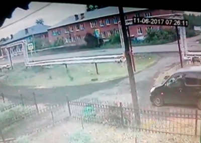В Кузбассе пьяный водитель Kia протаранил трубы и дорожный знак, ДТП попало на видео