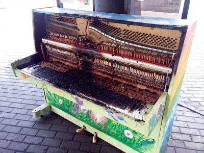 В Новокузнецке вандалы сожгли уличное пианино