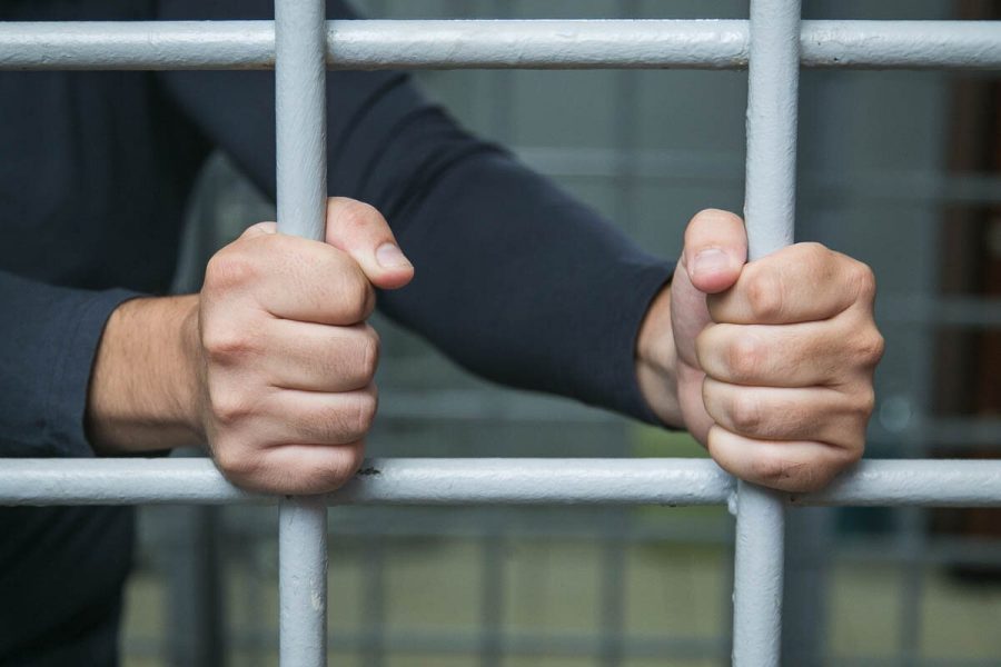 В Кузбассе арестовали мужчину, который пытал пасынка утюгом