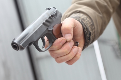 В Кемерове мужчина напал с пистолетом на 18-летнего парня посреди улицы