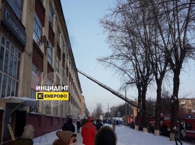 В Кемерове горит бизнес-центр «Созвездие»
