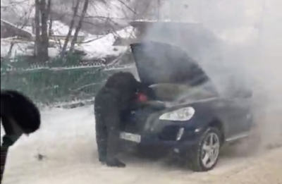 Пожар в Porsche Cayenne в Кемерове сняли на видео