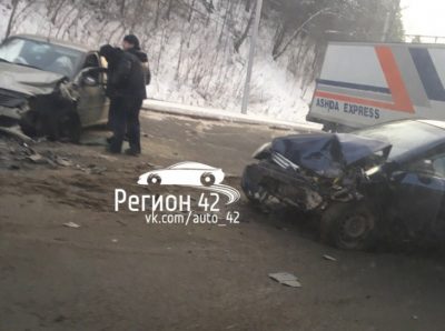 При ДТП на Логовом шоссе в Кемерове пострадали два человека