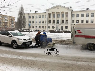 В Кемерове водитель Toyota сбил пенсионерку на зебре, женщину госпитализировали