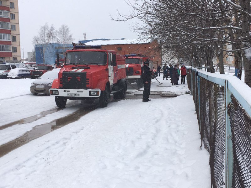 В Кемерове дети массово эвакуировались из-за пожара в школе