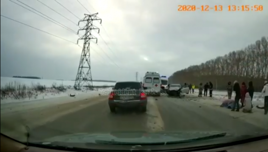 «Два человека лежат накрытые»: жуткая авария произошла в Кузбассе