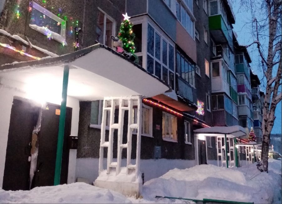 Сами себе праздник: жители многоэтажки в Кузбассе украсили двор к Новому году
