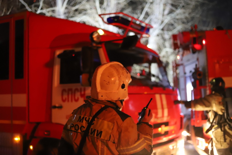 В Кузбассе пожарные спасли 12 человек из горящей многоэтажки