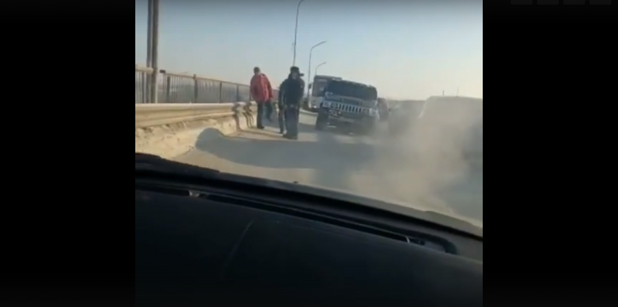 Видео: американский армейский джип сломали дорожные ямы Мариинска