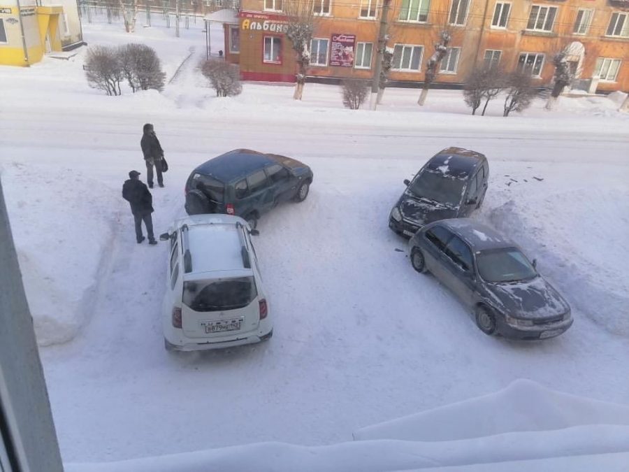Видео: массовая авария рядом с магазином автозапчастей в Гурьевске