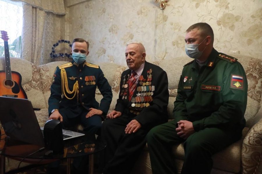 Праздник для всех: в Кузбассе военные поздравили ветерана с Новым годом