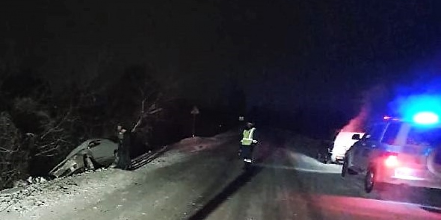 В Кузбассе сотрудники ГИБДД спасли водителя из снежной ловушки