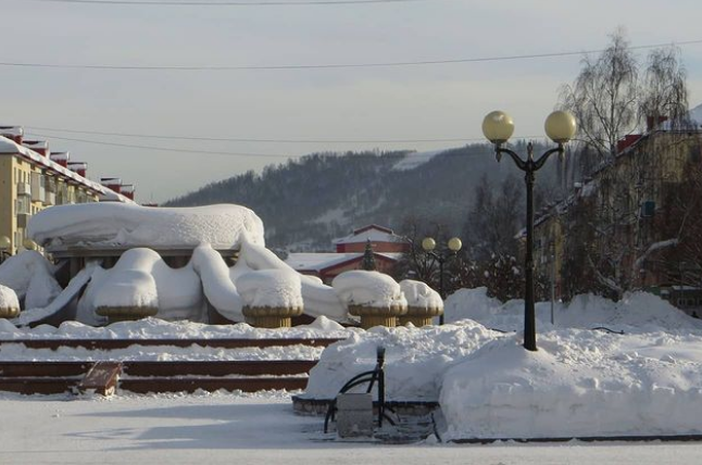 Рухнуло несколько тонн снега: в Кузбассе женщина получила страшные травмы в центре города