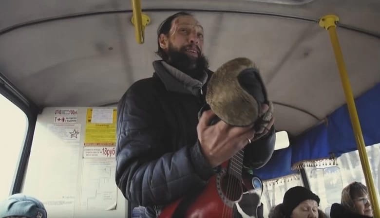 «Хлебушка тебе!»: кемеровский музыкант устроил истерику в трамвае
