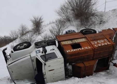 Коммунальная машина рухнула с моста в Кузбассе