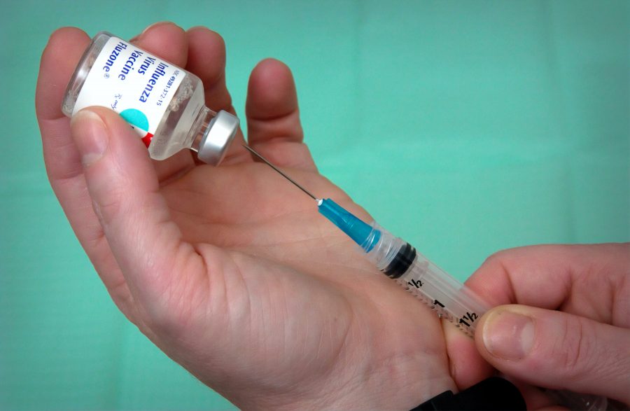 Минздрав рекомендует пожилым кузбассовцам поставить прививку от коронавируса