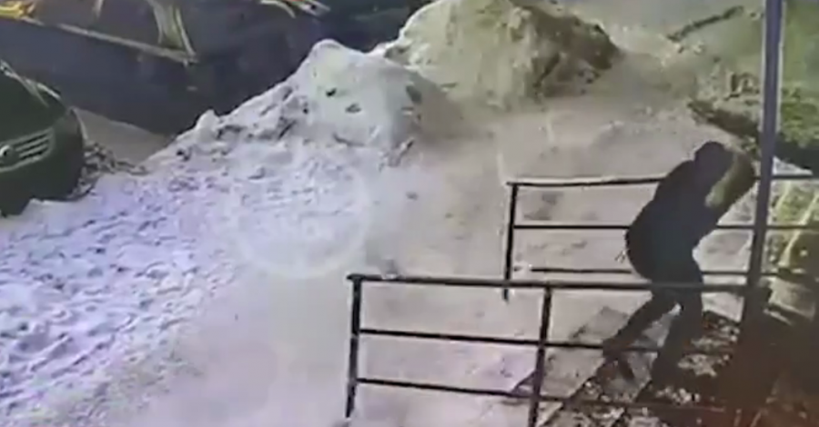 Видео: глыба снега едва не лишила жизни новокузнечанку