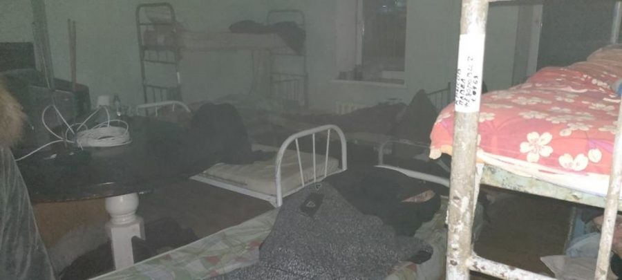 Фото: в Сибири при пожаре в цыганском доме чуть не сгорели инвалиды-попрошайки