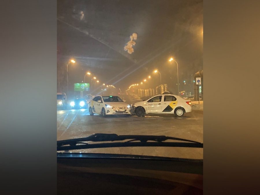 В Кемерове столкнулись два такси одного перевозчика