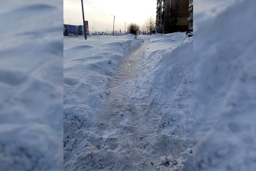«Нормально по таким проспектам ходить?»: в Кузбассе вместо тротуара появилась горка