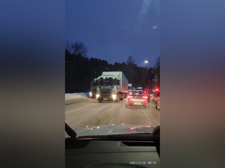 Фуры почти парализовали движение на кемеровском шоссе
