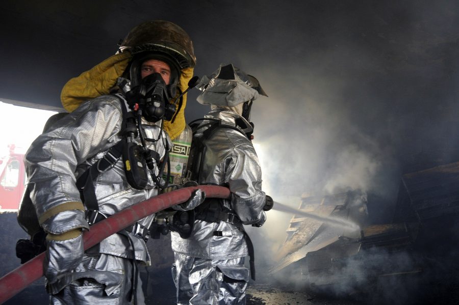 Пожарные спасли трёх детей из горящей многоэтажки в Кемерове