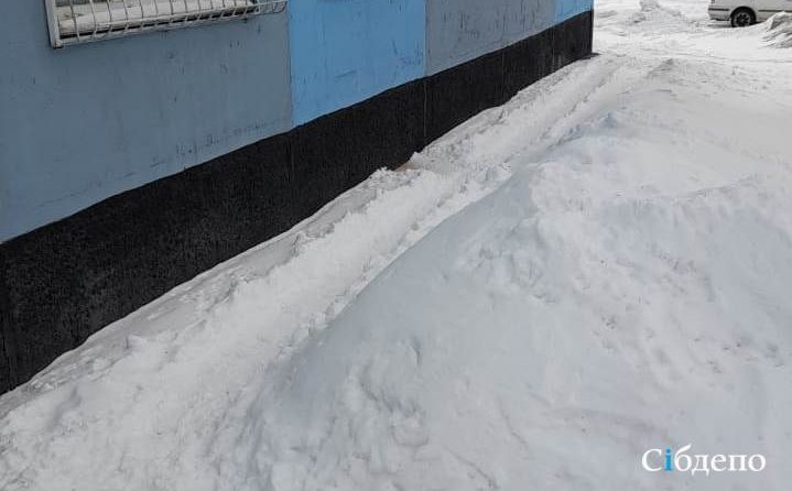 «Даже дворника засыпало снегом»: кемеровчане возмутились ситуацией во дворах