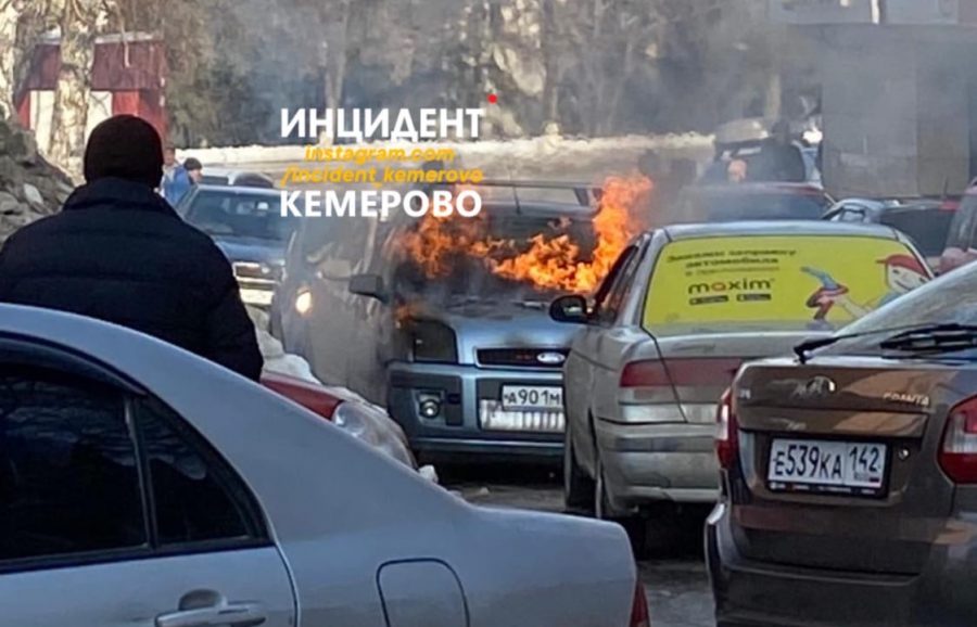 Видео: в Кемерове возле цирка открытым пламенем горело авто