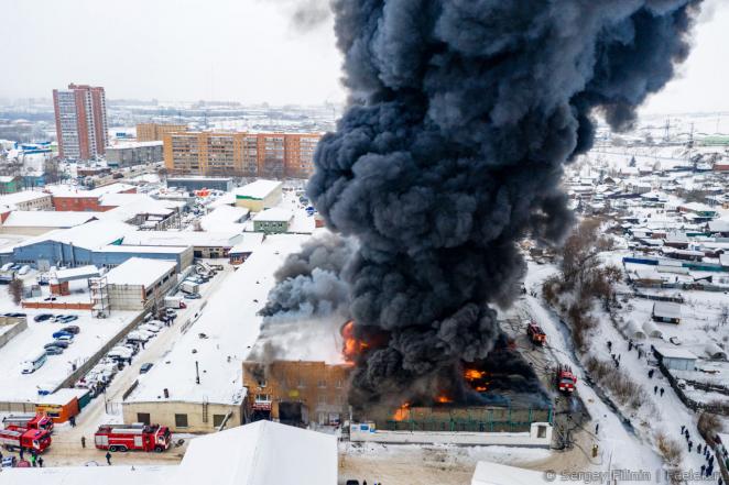 Крупный пожар тушат в Сибири больше семи часов, погибли трое пожарных