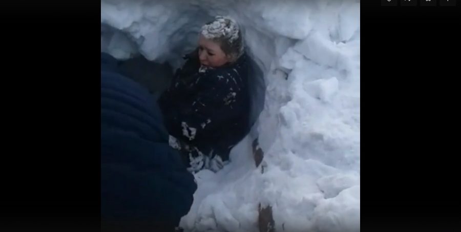 В Кузбассе снежным потоком снесло и придавило человека