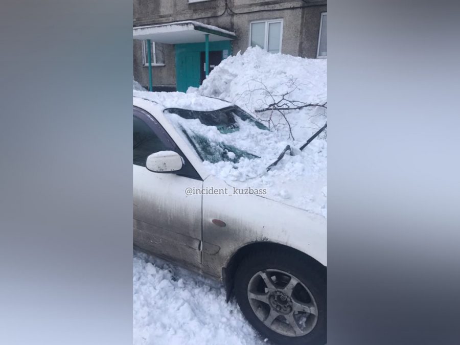 В Берёзовском несколько машин раздавило снегом