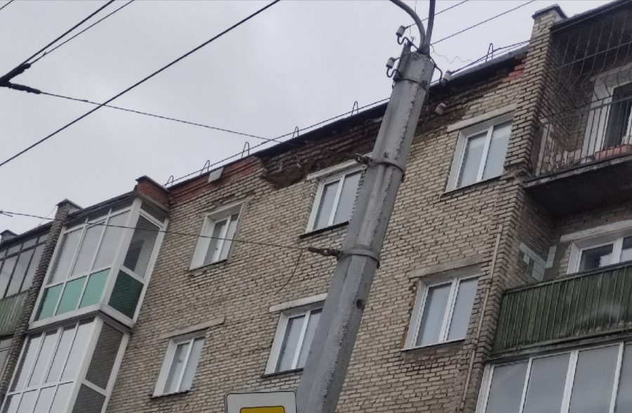 ЧП в кузбасском городе: в доме выпал кусок стены