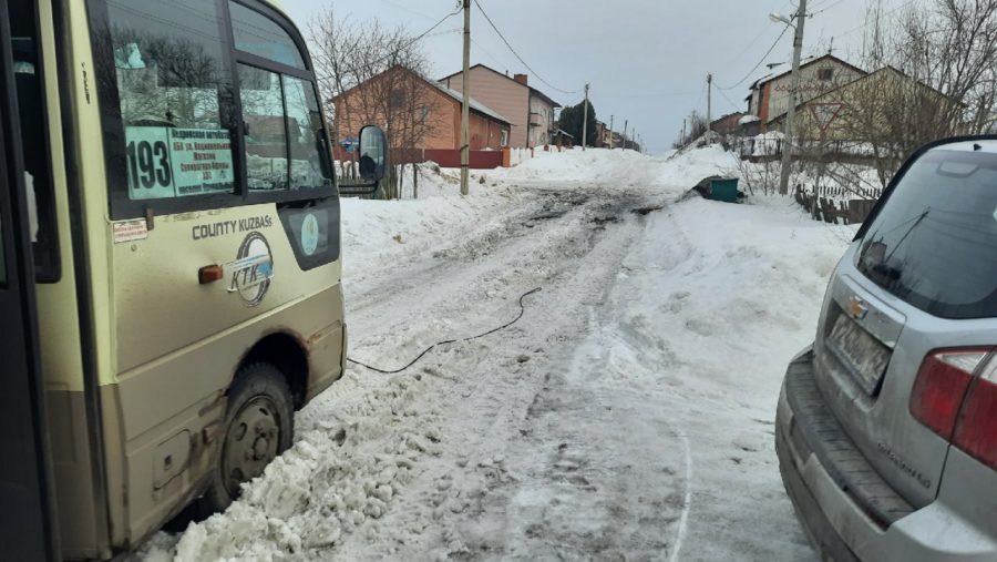 Фото: рейсовый автобус застрял в снежной каше в Кемерове