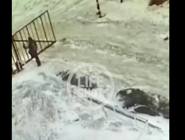 Видео: в Сибири ребёнка едва не убили автоматические ворота