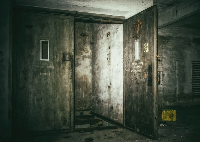 «Стон и скрежет»: жители кемеровской многоэтажки пожаловались на «адский» лифт