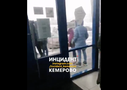 В Кемерове люди массово эвакуировались из крупного ТЦ