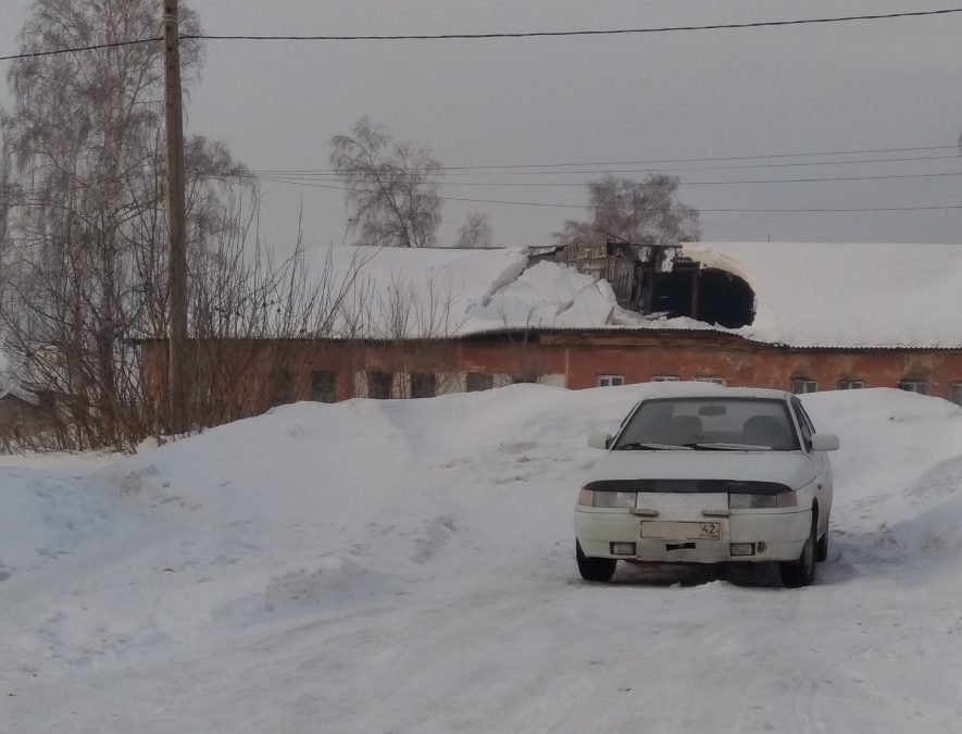 В Кузбассе крыша жилого дома обрушилась во время чистки снега