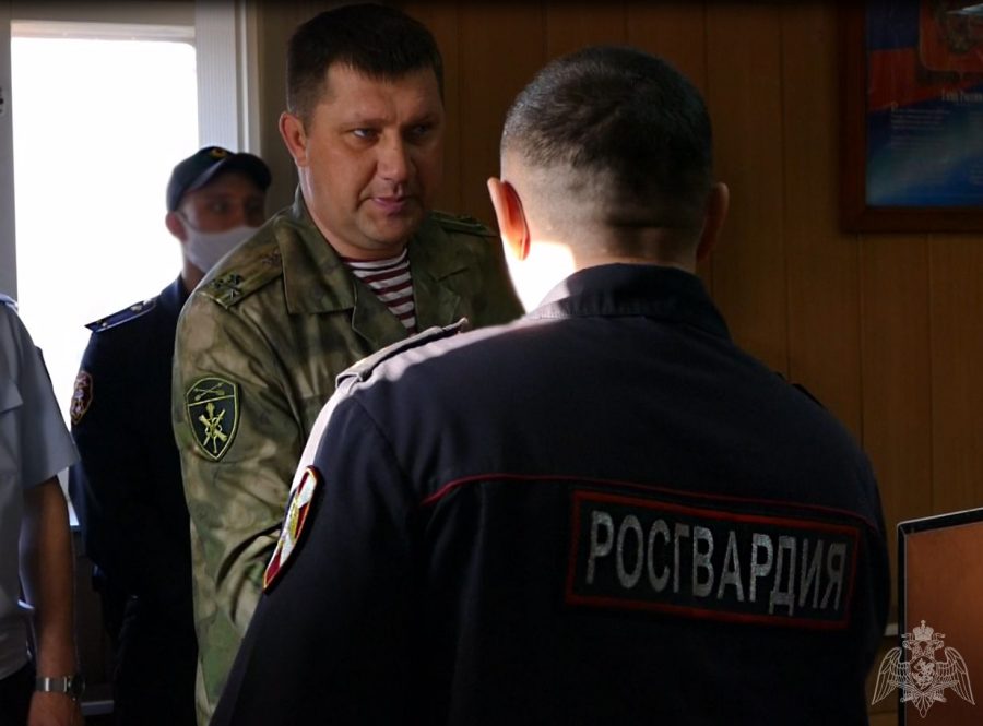 В Кемерове наградили росгвардейцев, спасших заложницу в ТЦ