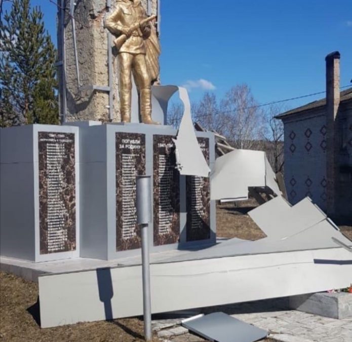 В кузбасском селе ветер снёс часть памятника ветеранам ВОВ