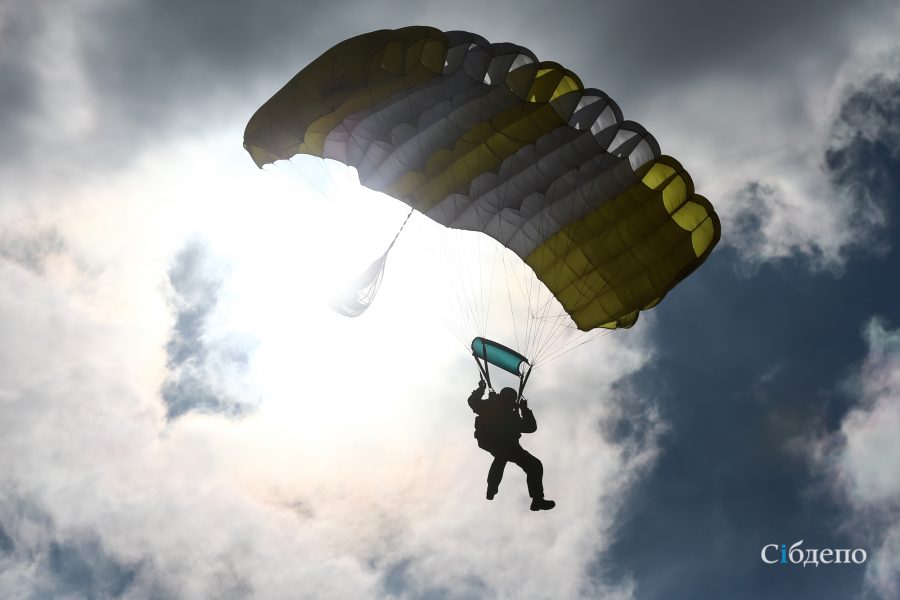 Кузбасские спасатели тренировались тушить пожары, прыгая с парашютов