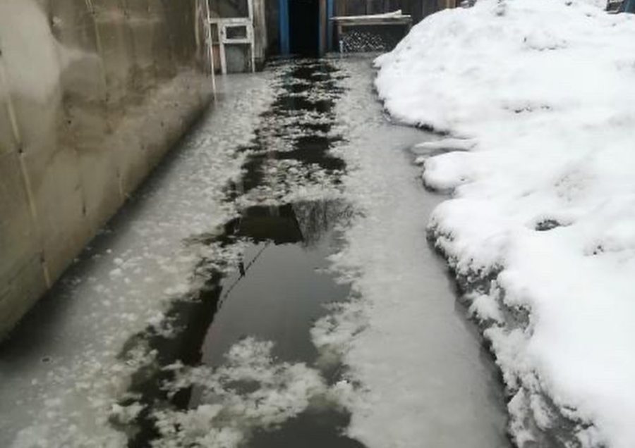 В Кузбассе в частном доме затопило пенсионеров: люди не могут выйти