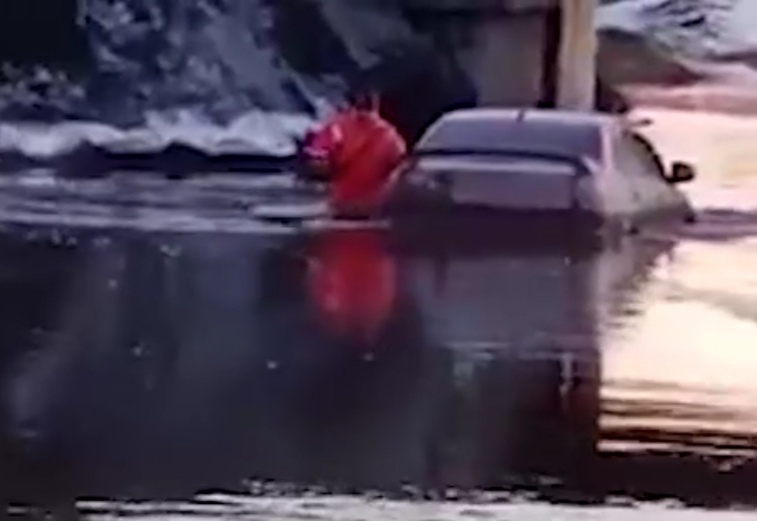 В Сибири машина утонула в луже, девушке чудом удалось спастись