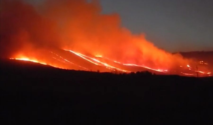 В Сибири загорелась сухая трава: деревне грозило полное сожжение